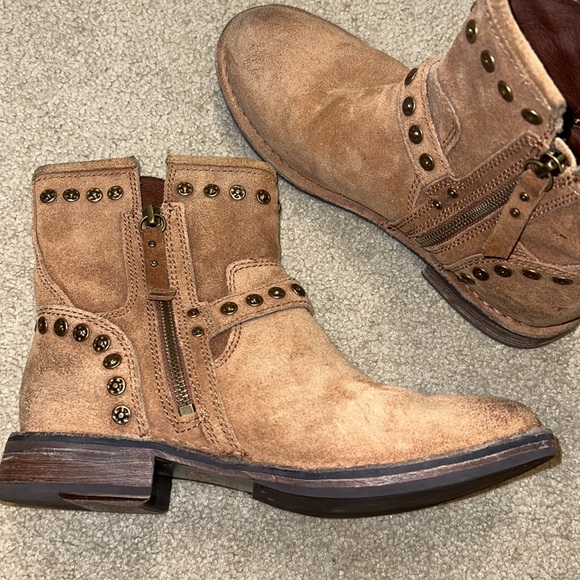 UGG Chestnut Fabrizia Studs Boot, Size 7 - Picture 6 of 12